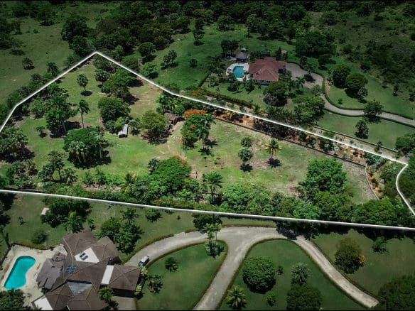 buyDRproperty Aerial view of a luxury property in the Dominican Republic, featuring a large estate and land. Sosua Real Estate