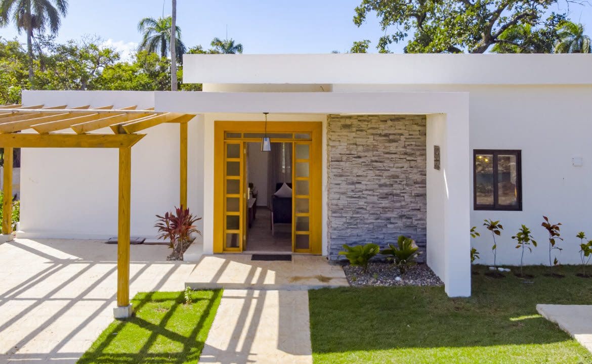 buyDRproperty Beautiful Villa SUNSEEKER in Casa Linda with open doors and a wooden pergola. Sosua Real Estate