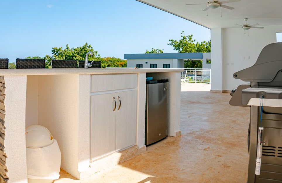 buyDRproperty Outdoor kitchen with grill and mini-fridge in a Beautiful Villa WHITESAND in Casa Linda. Sosua Real Estate