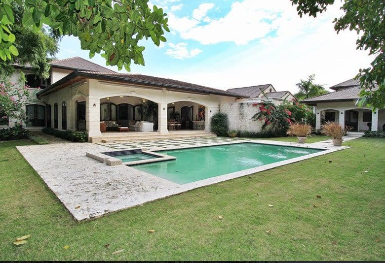 buyDRproperty Luxury Villa CAROLINA with swimming pool and lush green lawn. Sosua Real Estate