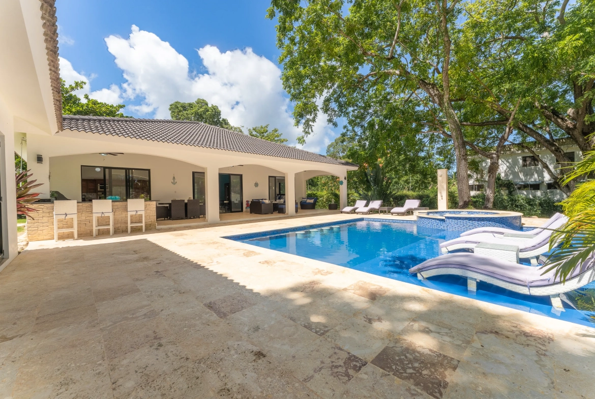 buyDRproperty Luxury villa in Hispaniola with a pool, perfect for a vacation rental. Sosua Real Estate