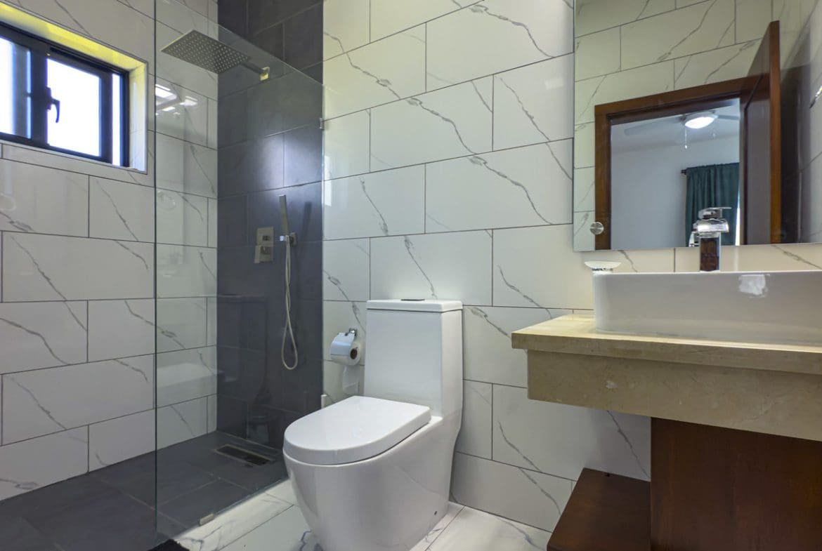 buyDRproperty Modern bathroom in a villa in Sosua Ocean Village with a walk-in shower and toilet Sosua Real Estate