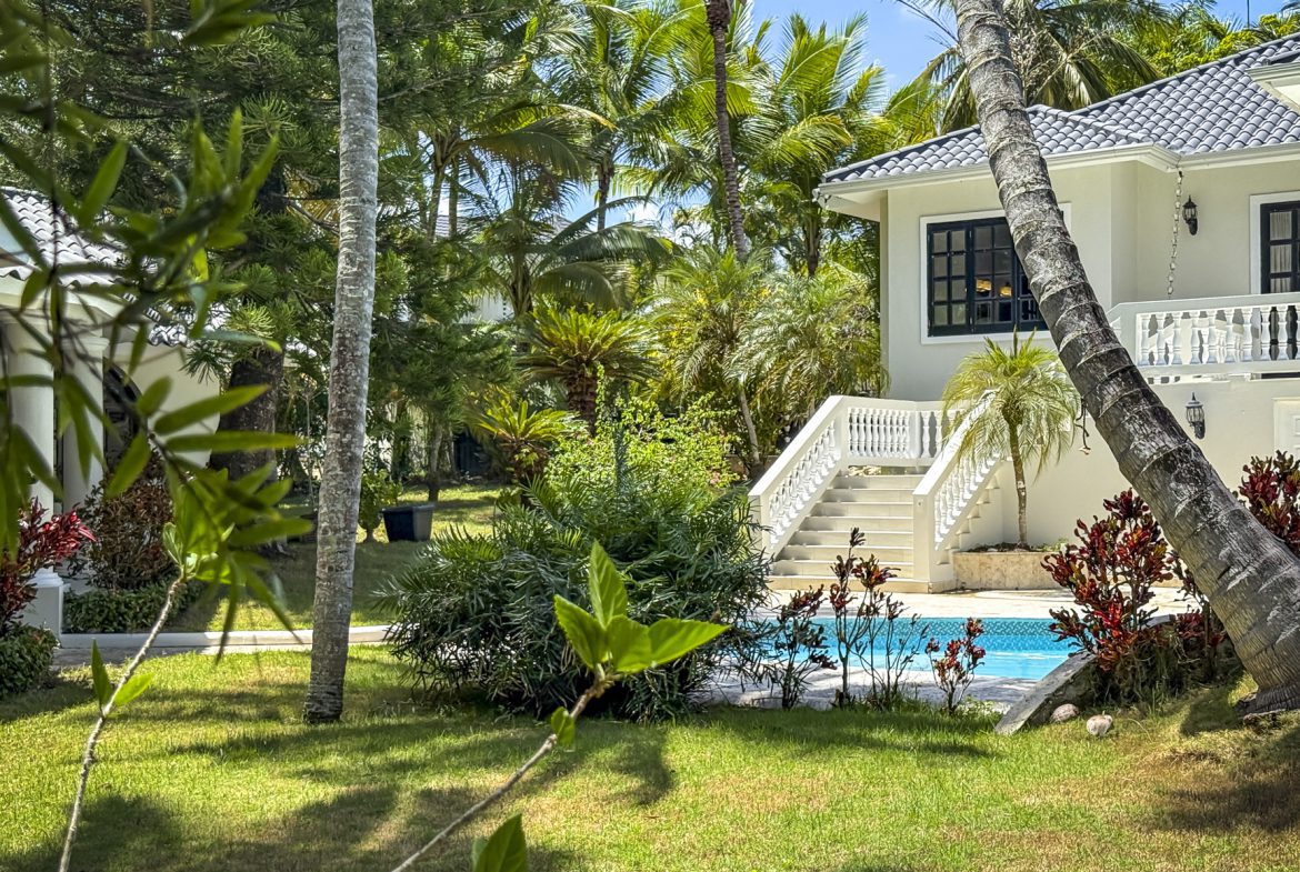 buyDRproperty Luxury villa with pool surrounded by palm trees on a tropical vacation. Sosua Real Estate