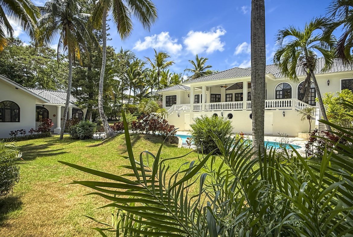 buyDRproperty Luxury villa with swimming pool in a tropical paradise setting, surrounded by palm trees. Sosua Real Estate
