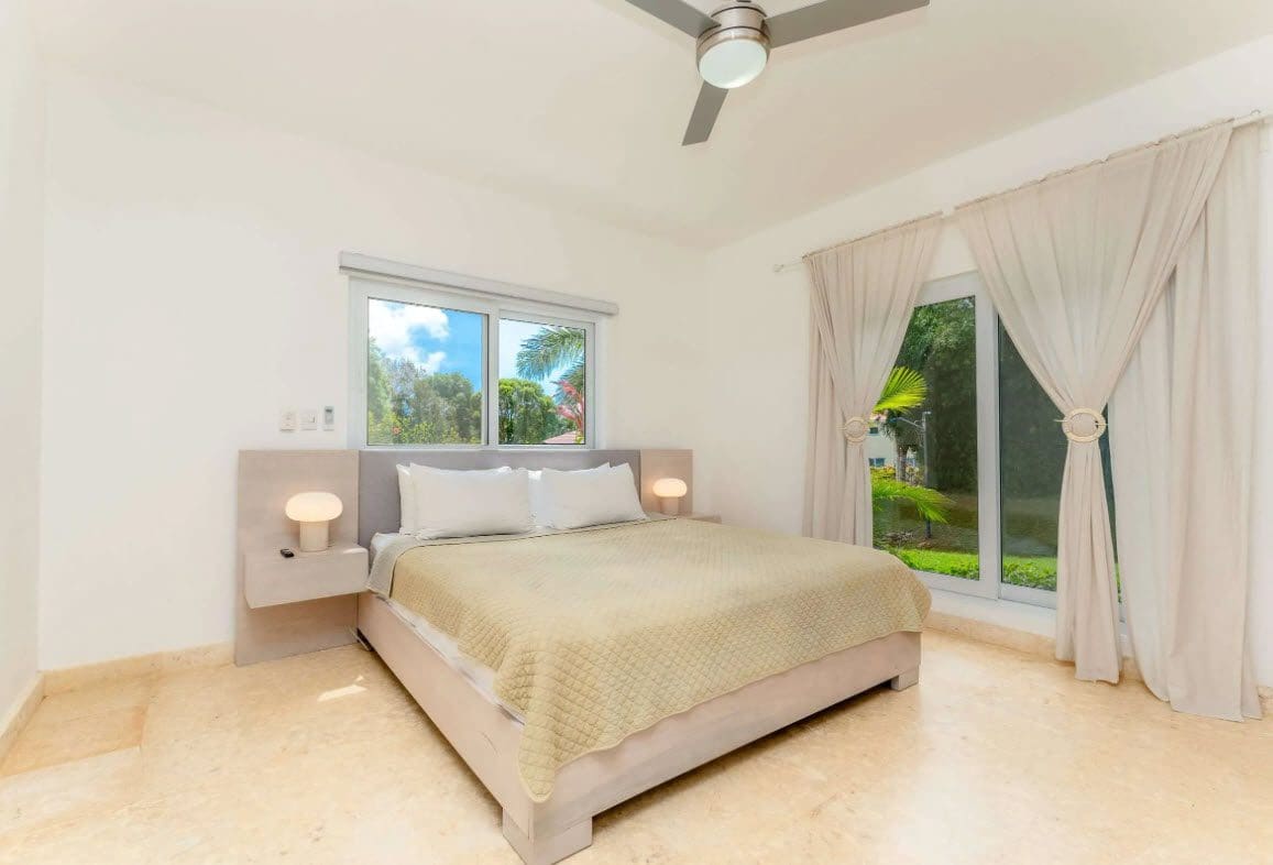 buyDRproperty bedroom with kingsize bed Sosua Real Estate