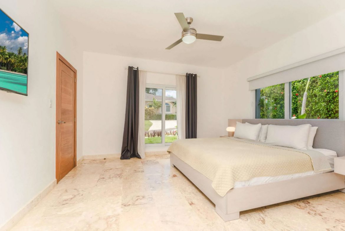 buyDRproperty large bedroom with kingsize bed