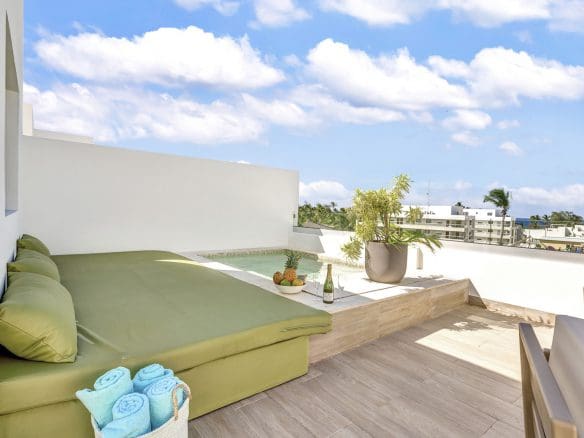 buyDRproperty Rooftop terrace with a plunge pool, lounge seating, and tropical fruit, perfect for a relaxing vacation. Sosua Real Estate